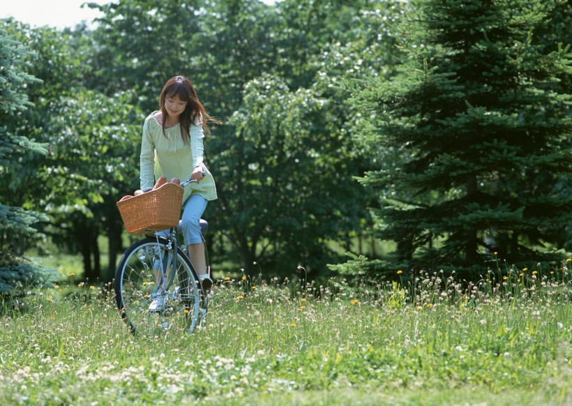 女性騎自行車休閑圖片