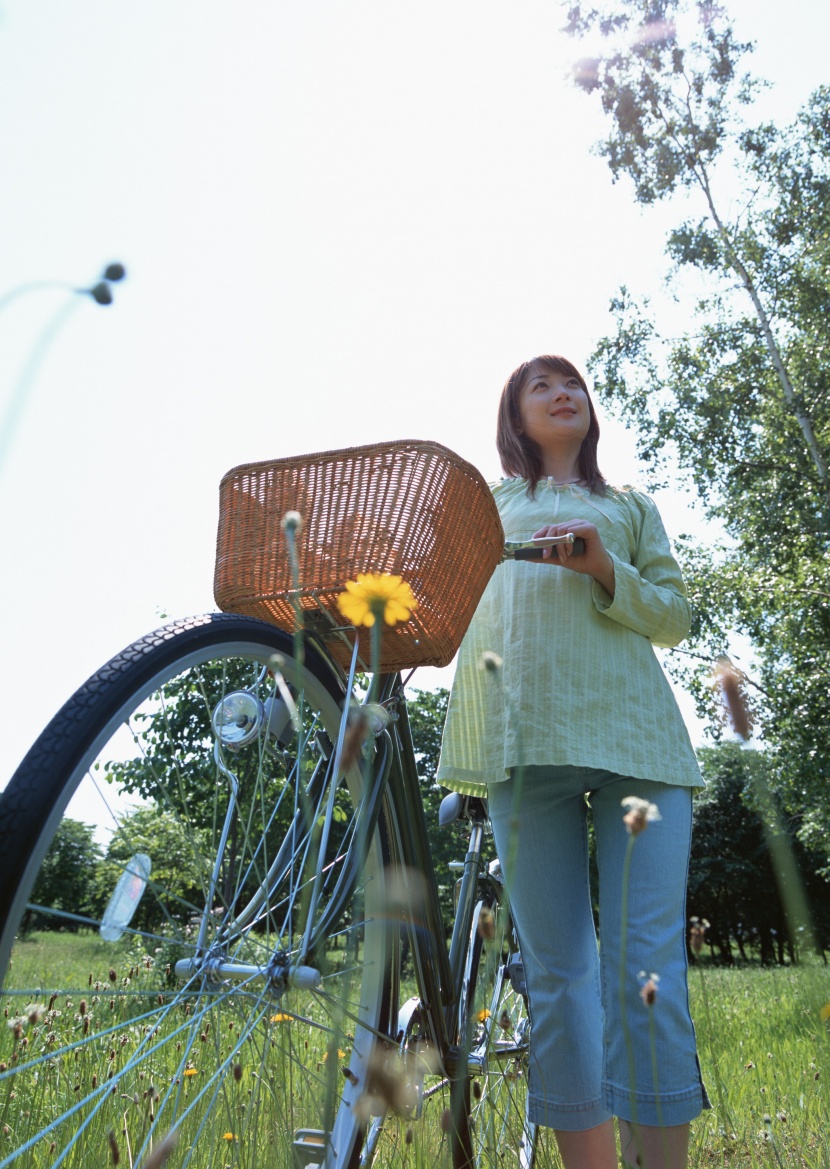 女性騎自行車休閑圖片