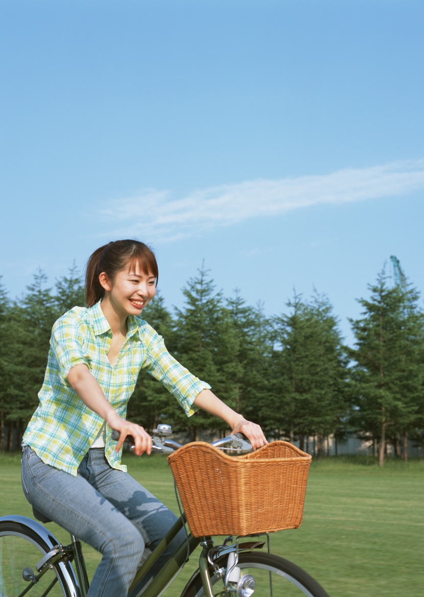 女性騎自行車休閑圖片