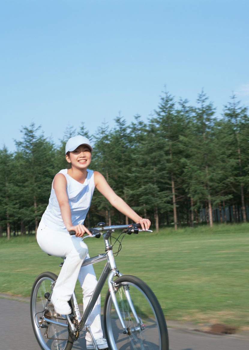 女性騎自行車休閑圖片