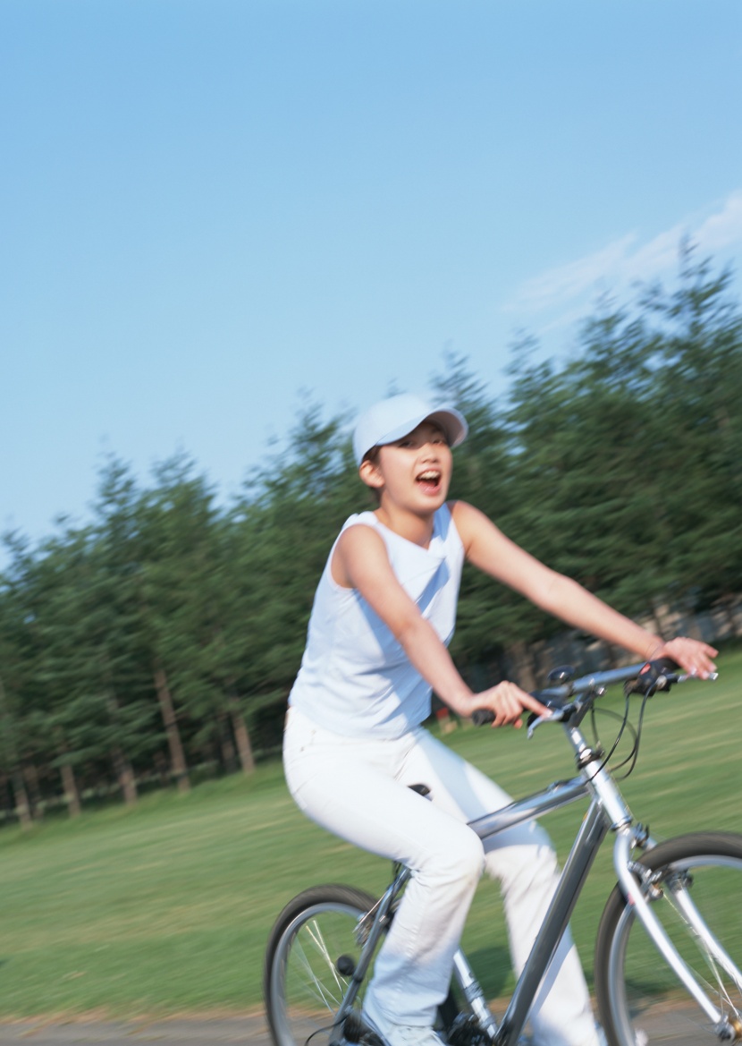 女性騎自行車休閑圖片