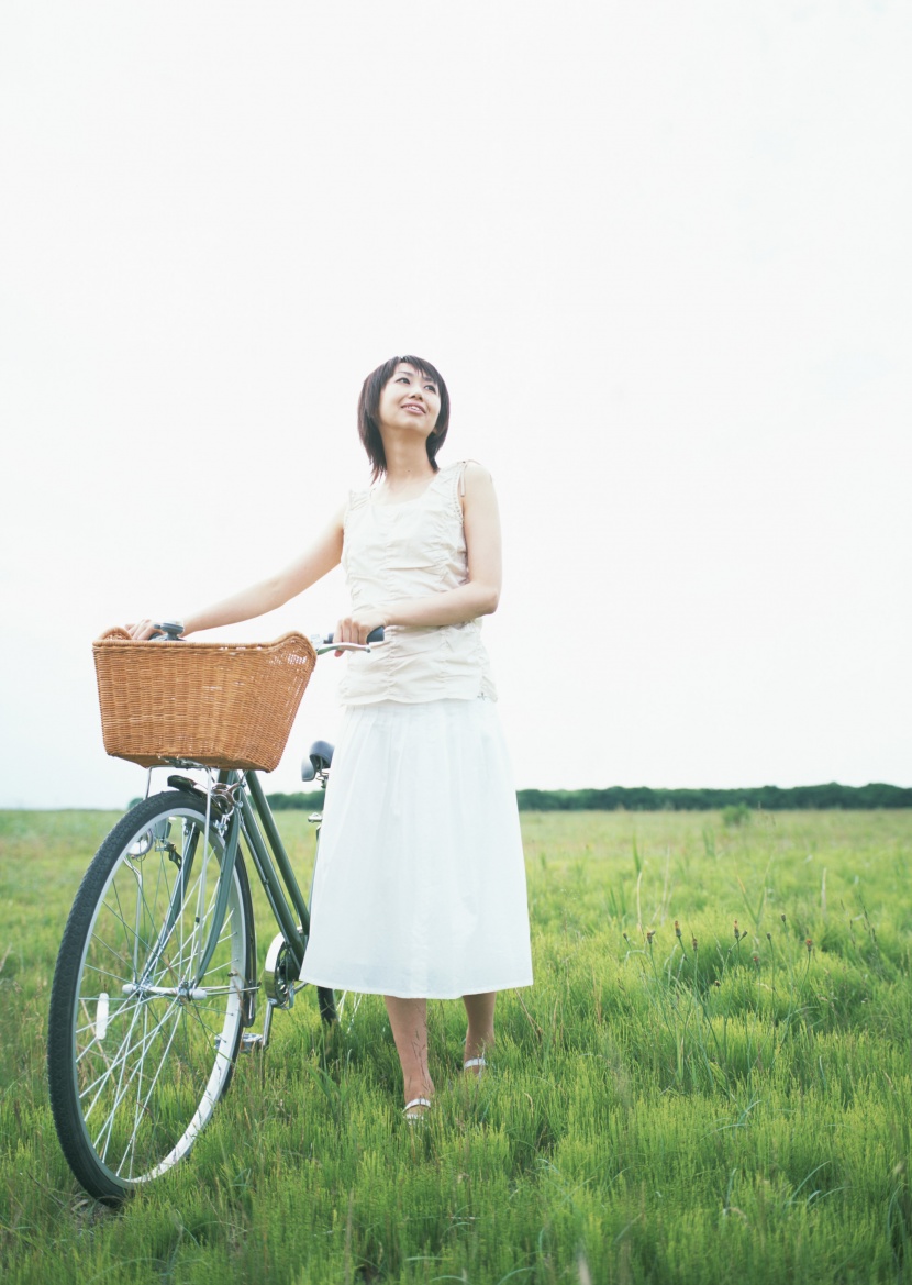 女性騎自行車休閑圖片