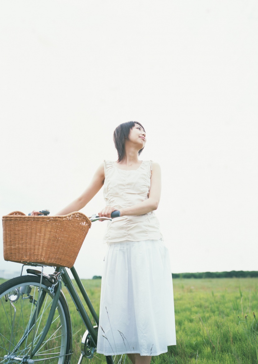 女性騎自行車休閑圖片