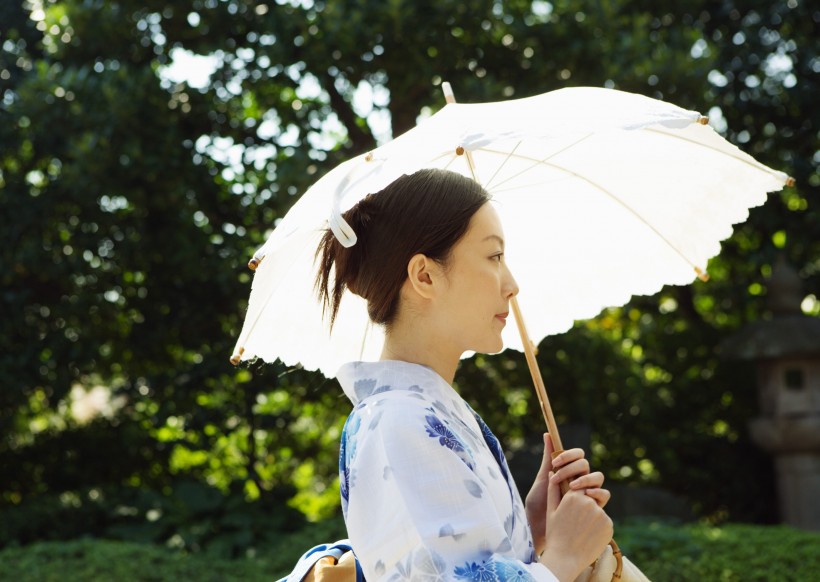 夏日裡打傘的日本女人圖片