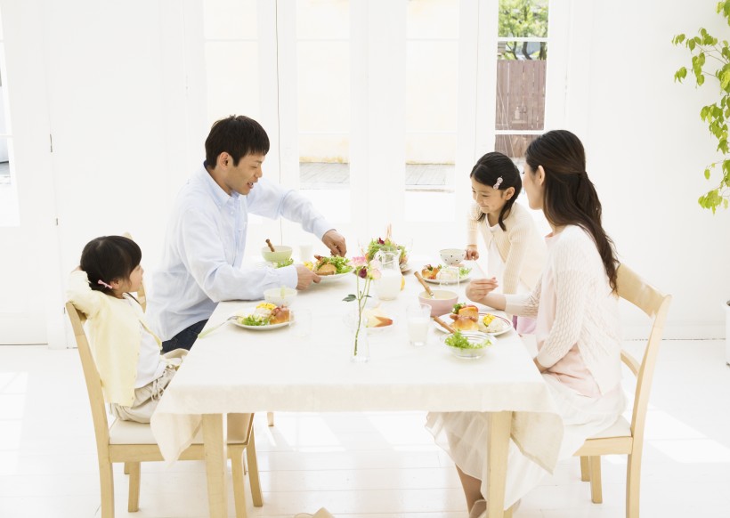 幸福一家人用餐圖片