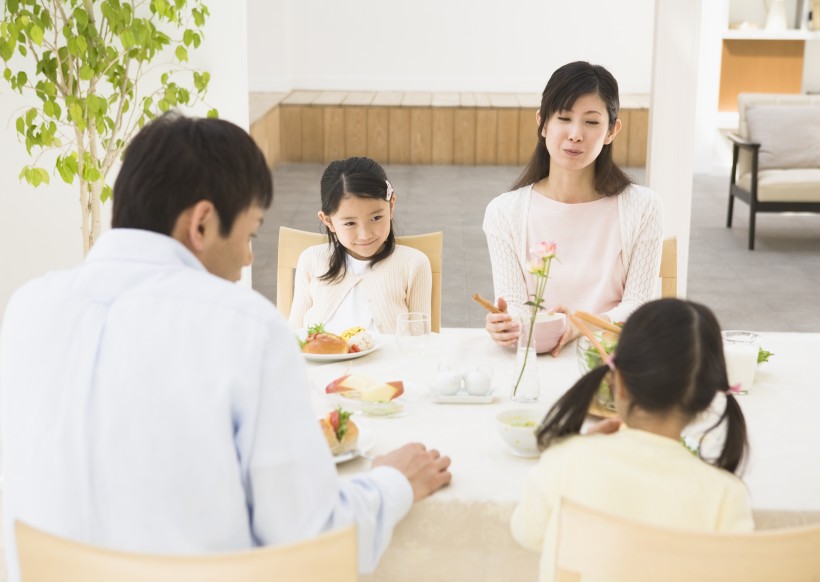 幸福一家人用餐圖片