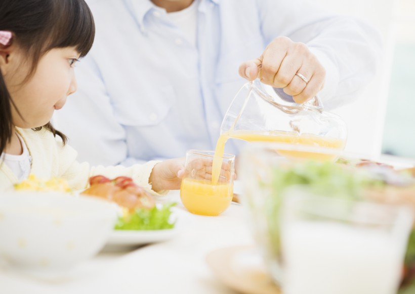 幸福一家人用餐圖片