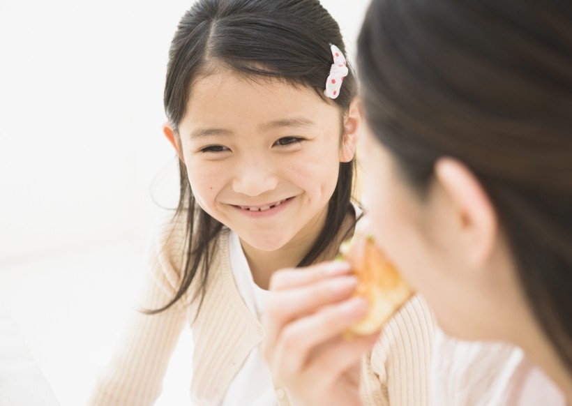 幸福一家人用餐圖片