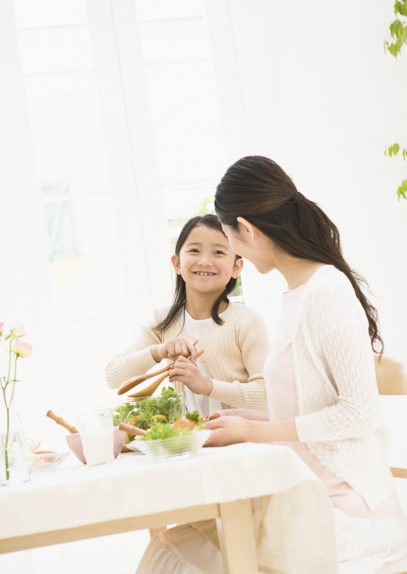 幸福一家人用餐圖片