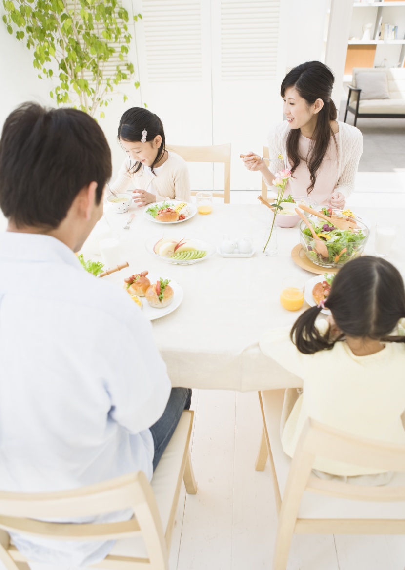 幸福一家人用餐圖片