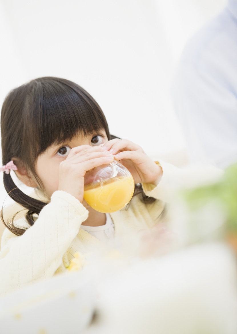 幸福一家人用餐圖片