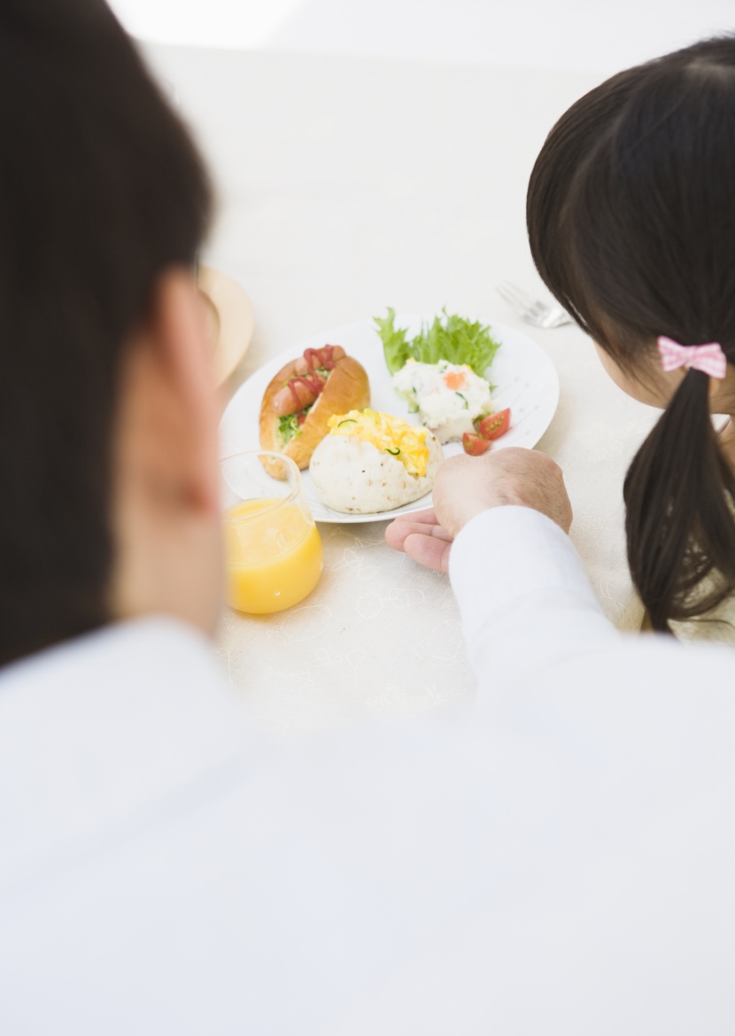 幸福一家人用餐圖片