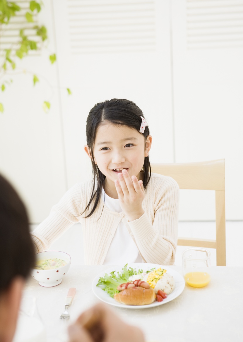 幸福一家人用餐圖片