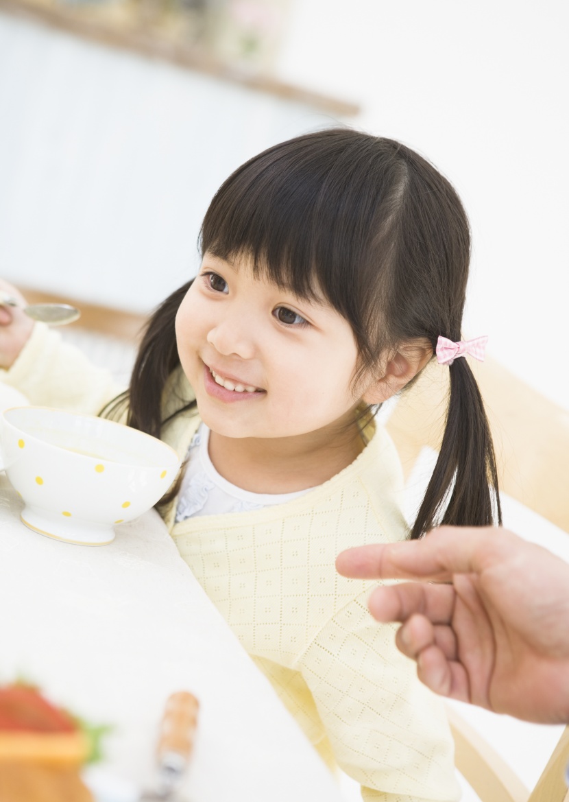 幸福一家人用餐圖片