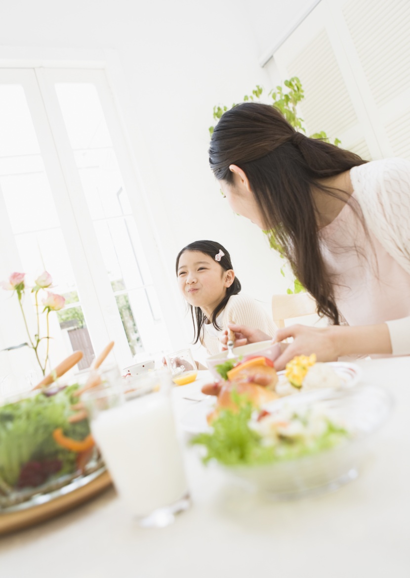 幸福一家人用餐圖片