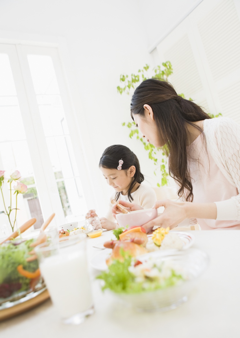 幸福一家人用餐圖片