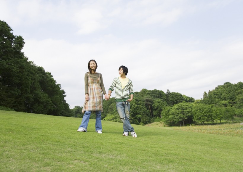 大學生校園草地休閑圖片