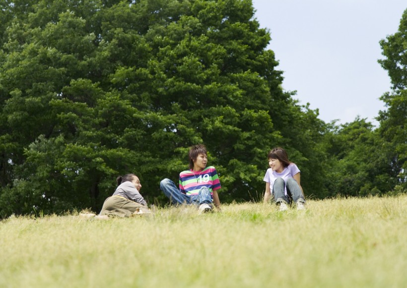 大學生校園草地休閑圖片