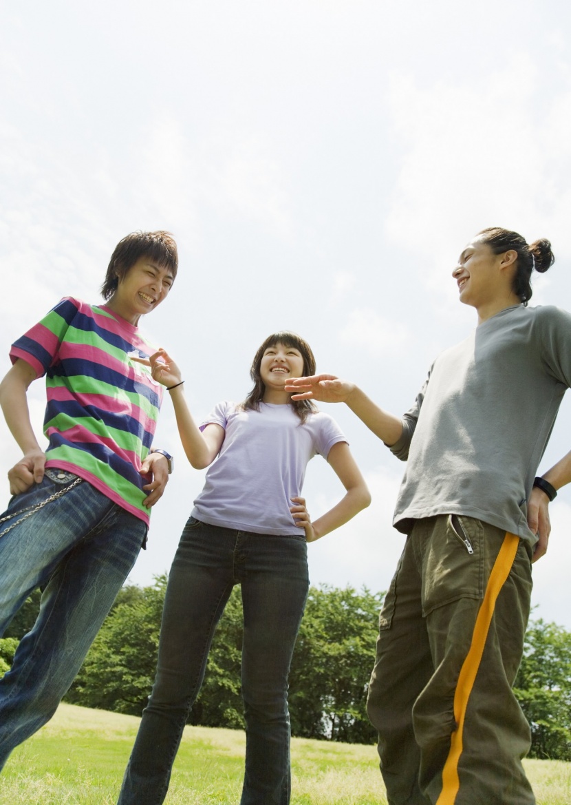 大學生校園草地休閑圖片