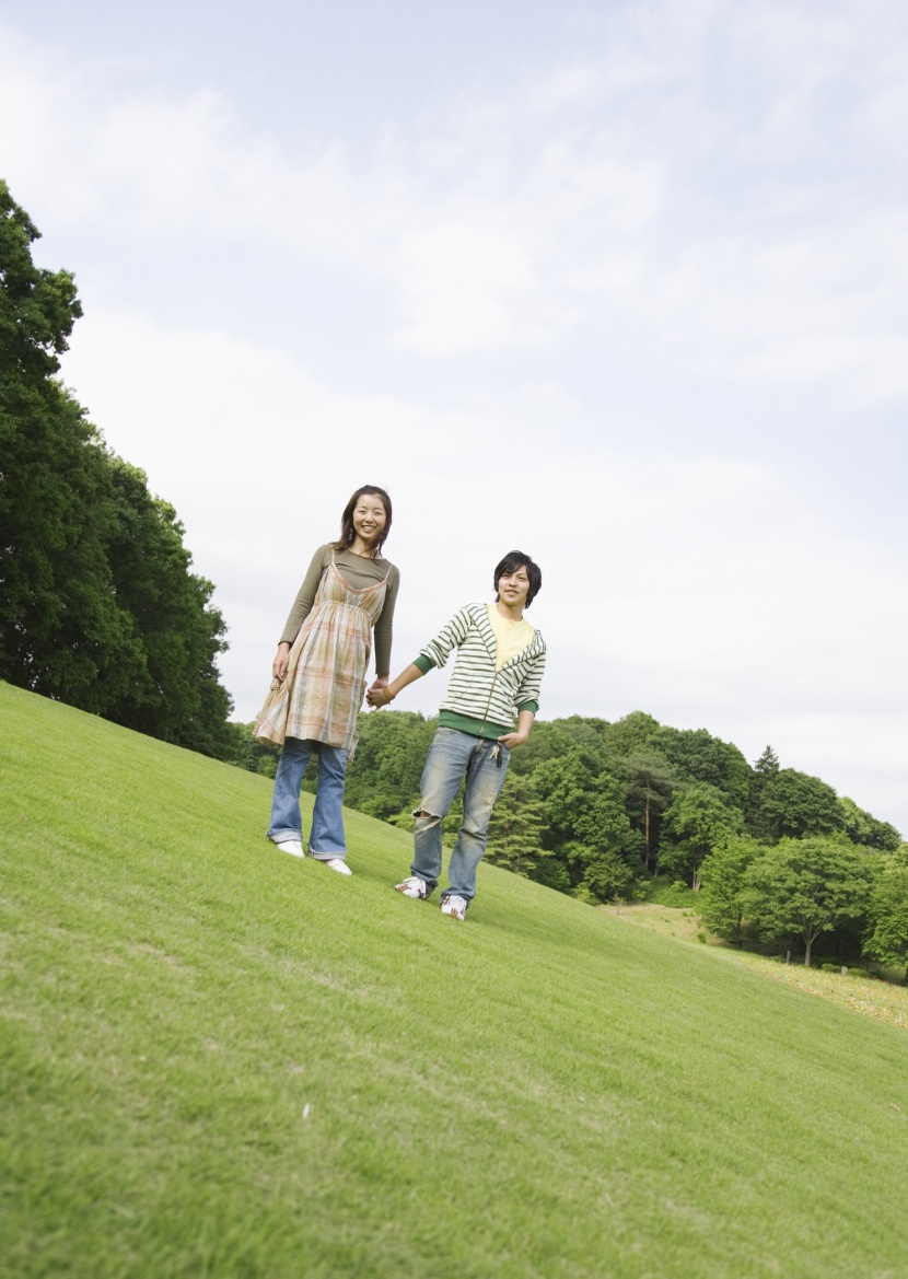 大學生校園草地休閑圖片