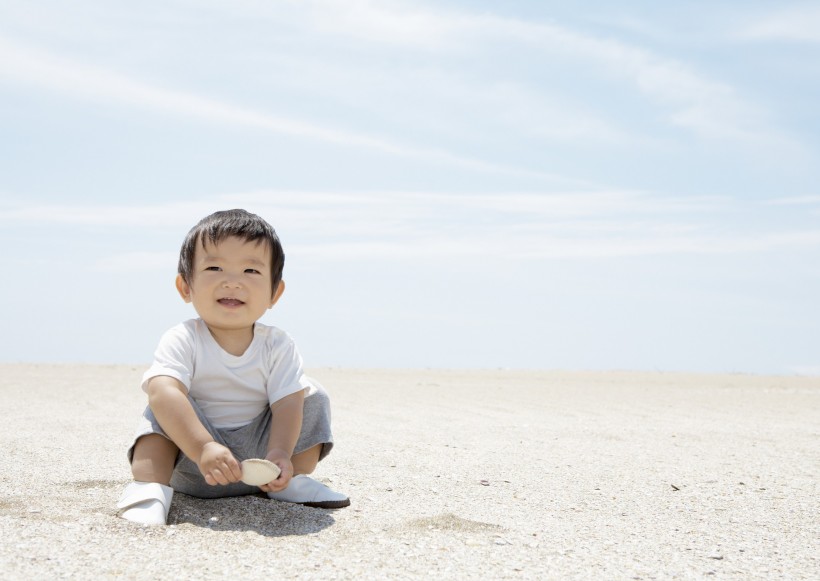 父母帶寶寶去海邊遊玩圖片