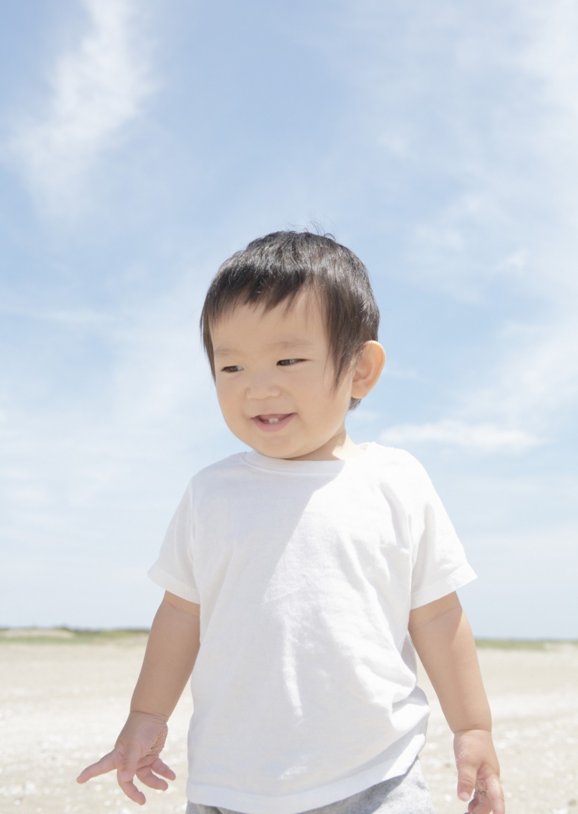 父母帶寶寶去海邊遊玩圖片