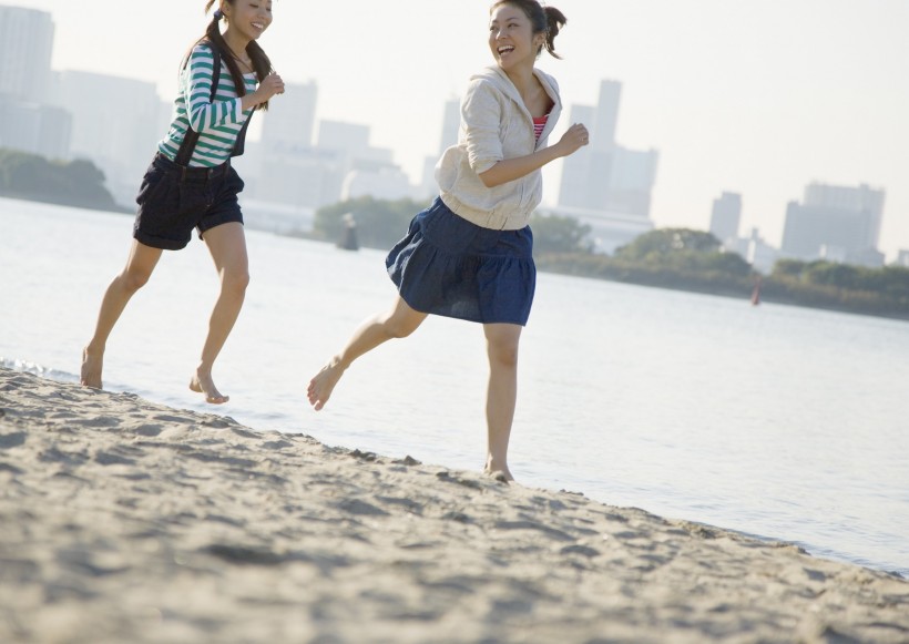 假期女孩海邊玩耍圖片