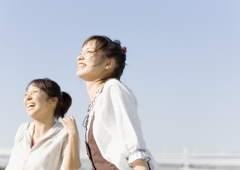 假期女孩海邊玩耍圖片