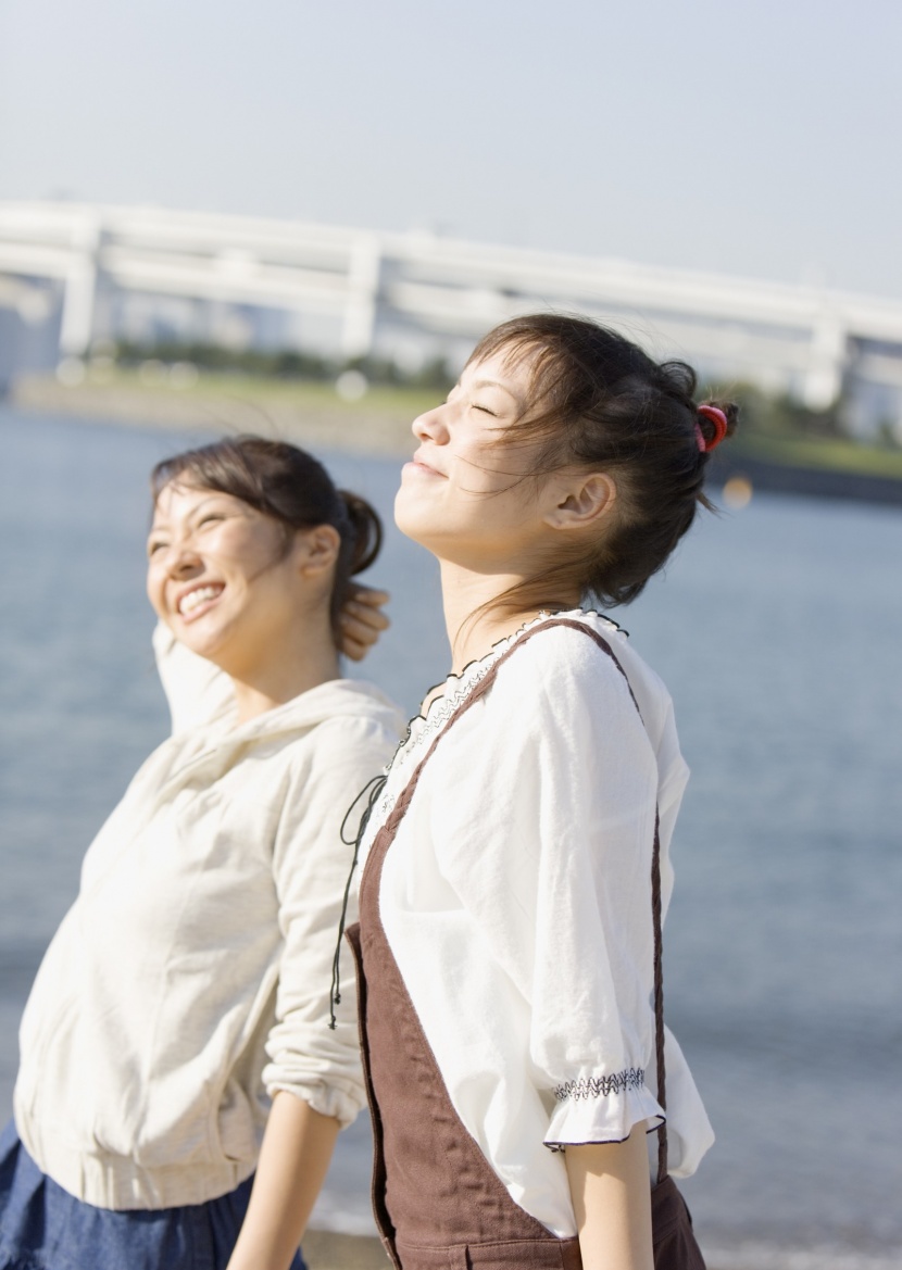 假期女孩海邊玩耍圖片