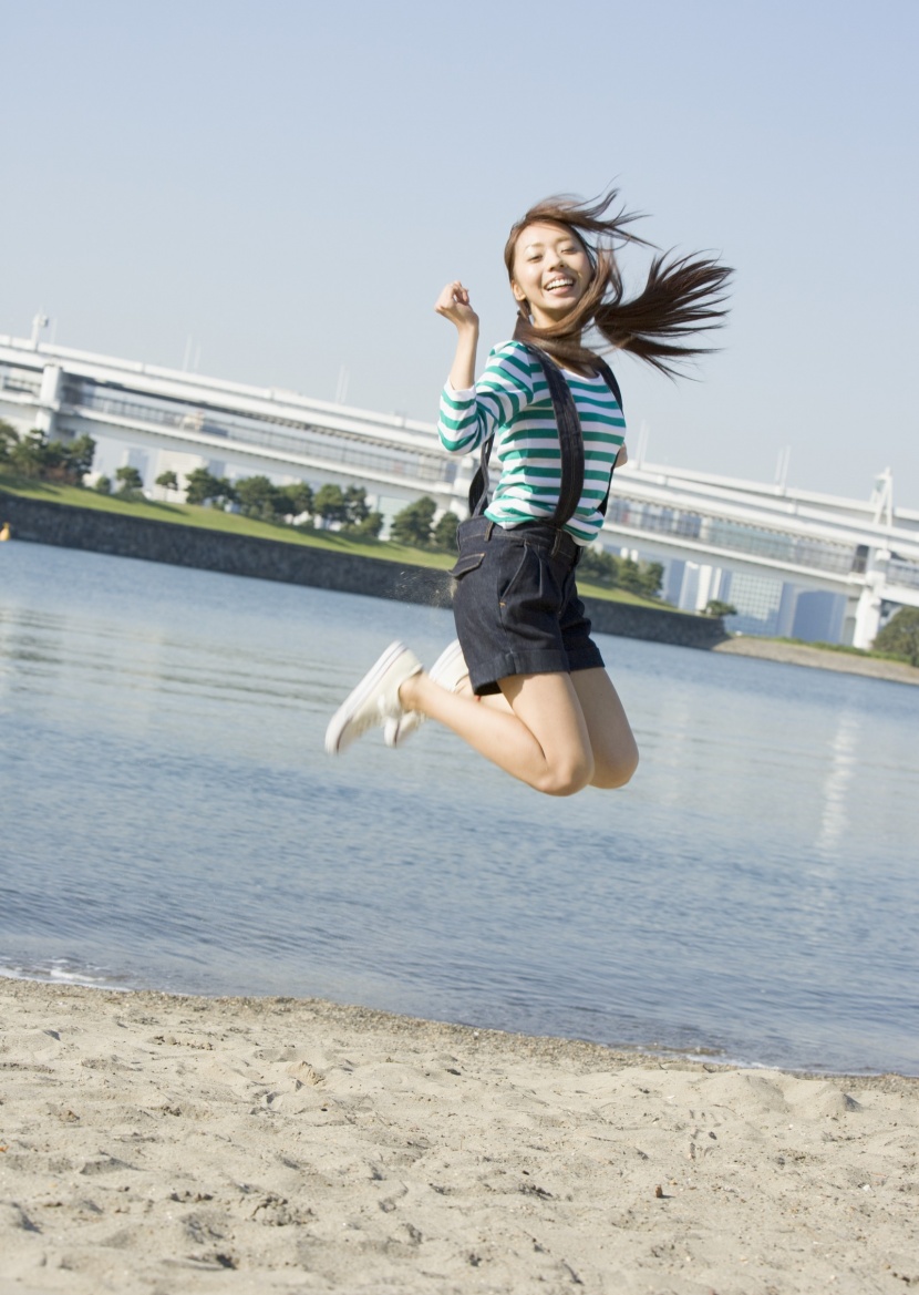 假期女孩海邊玩耍圖片