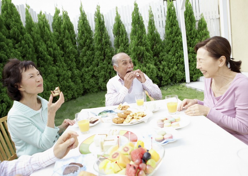 老年人戶外聚餐圖片