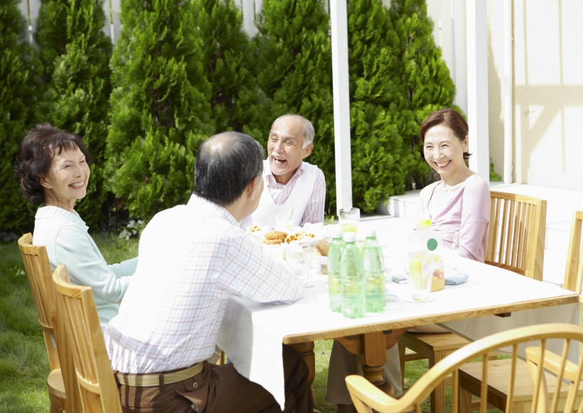 老年人戶外聚餐圖片