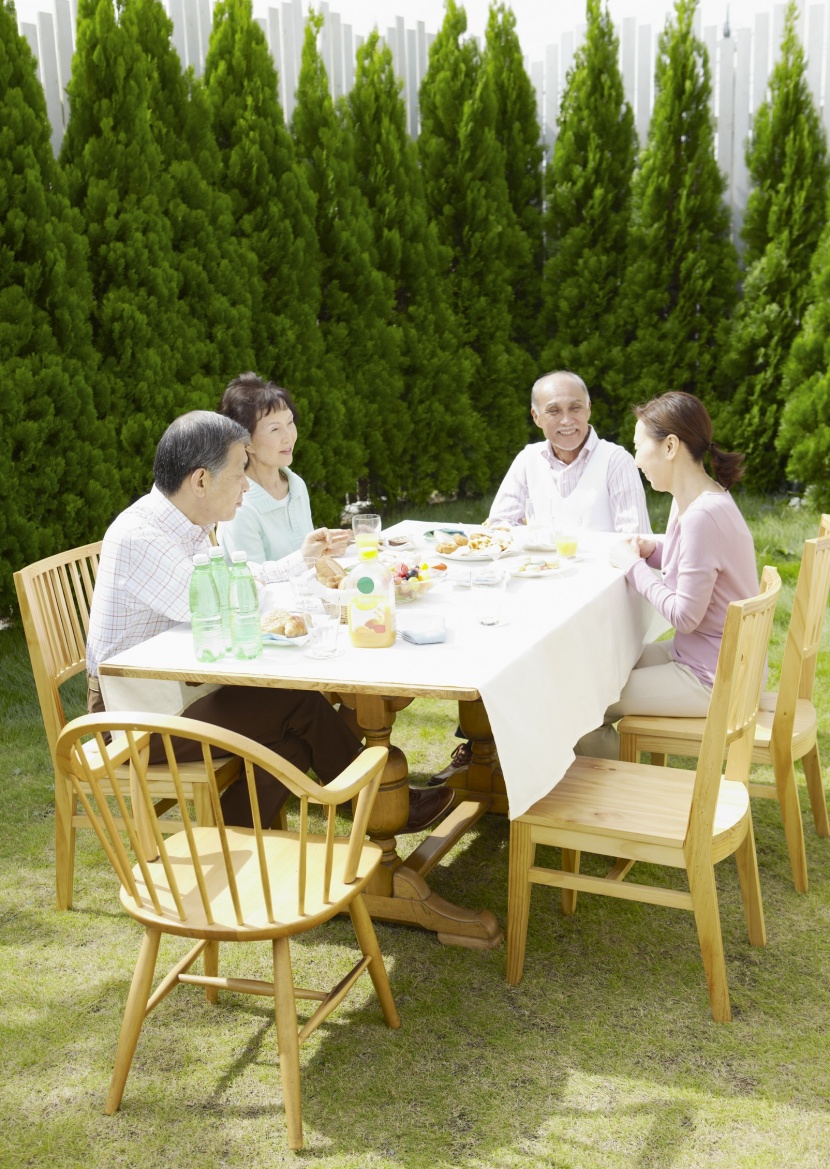 老年人戶外聚餐圖片