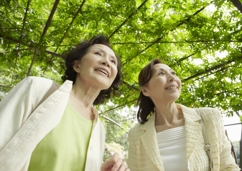 老人在戶外草地休閑運動圖片