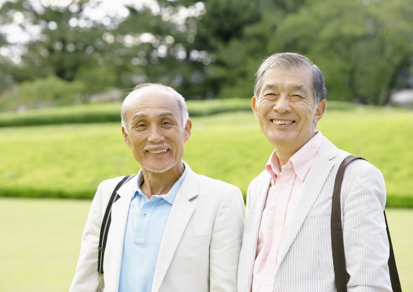 老人在戶外草地休閑運動圖片