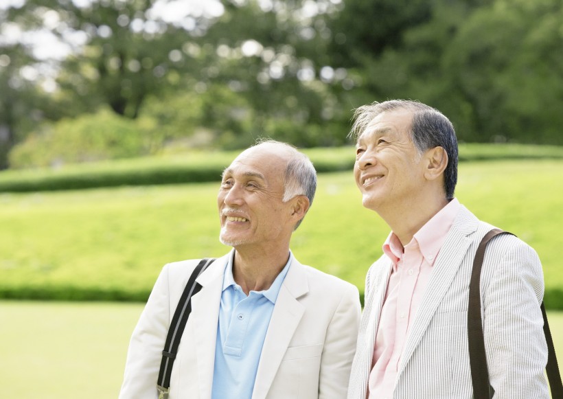 老人在戶外草地休閑運動圖片