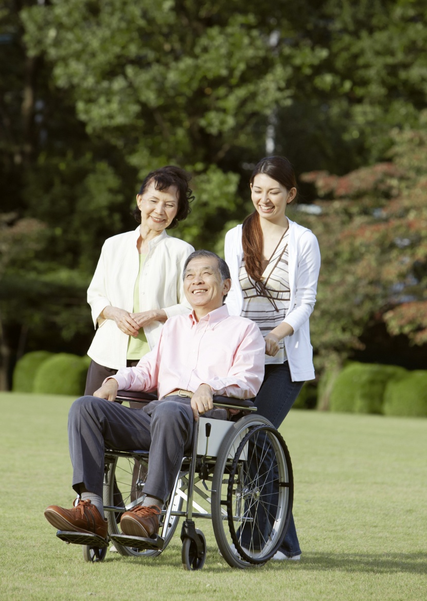 老人在戶外草地休閑運動圖片