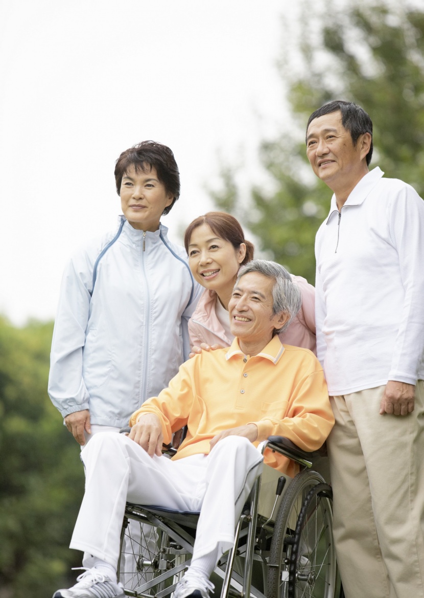 老人在戶外草地休閑運動圖片