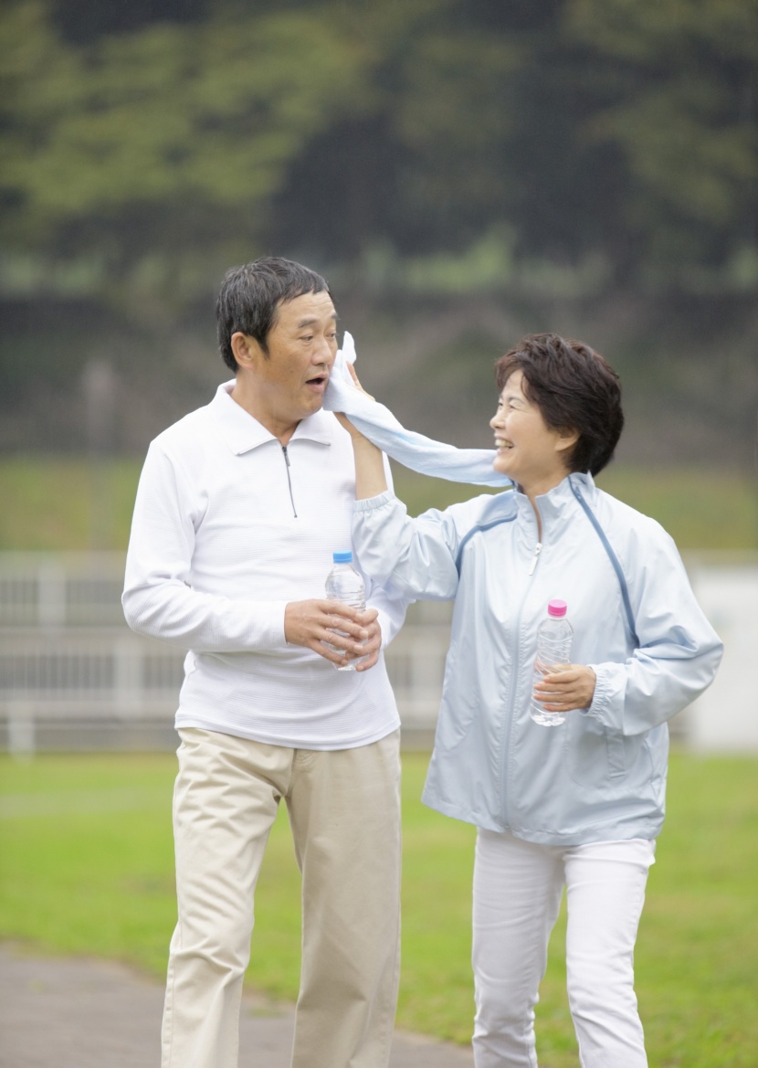 老人在戶外草地休閑運動圖片