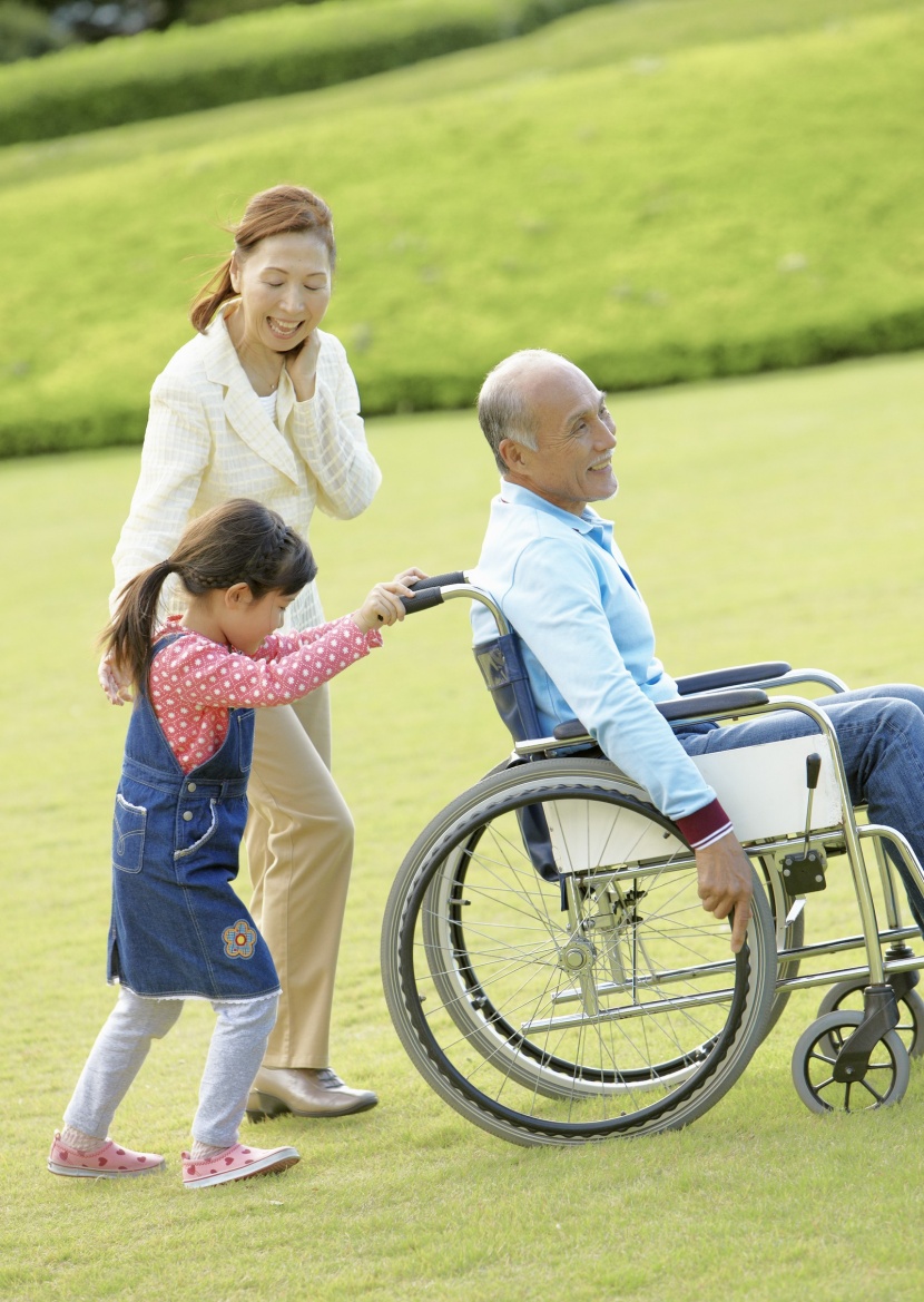 老人在戶外草地休閑運動圖片