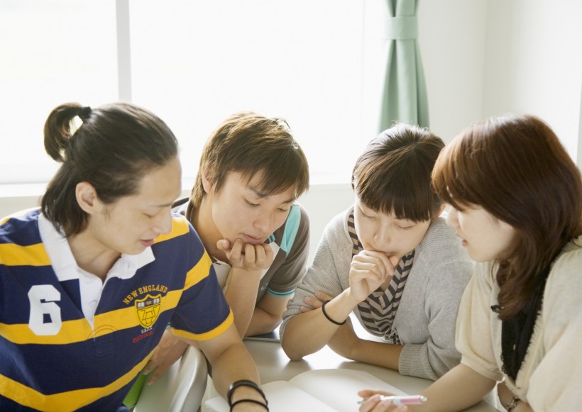 校園學生讨論問題圖片