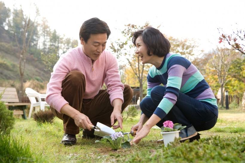 中年夫婦戶外休閑圖片