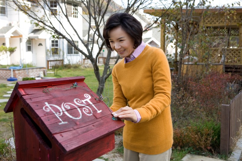 中年夫婦戶外休閑圖片