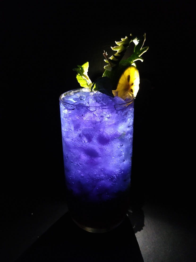 酒杯裡的彩色雞尾酒圖片