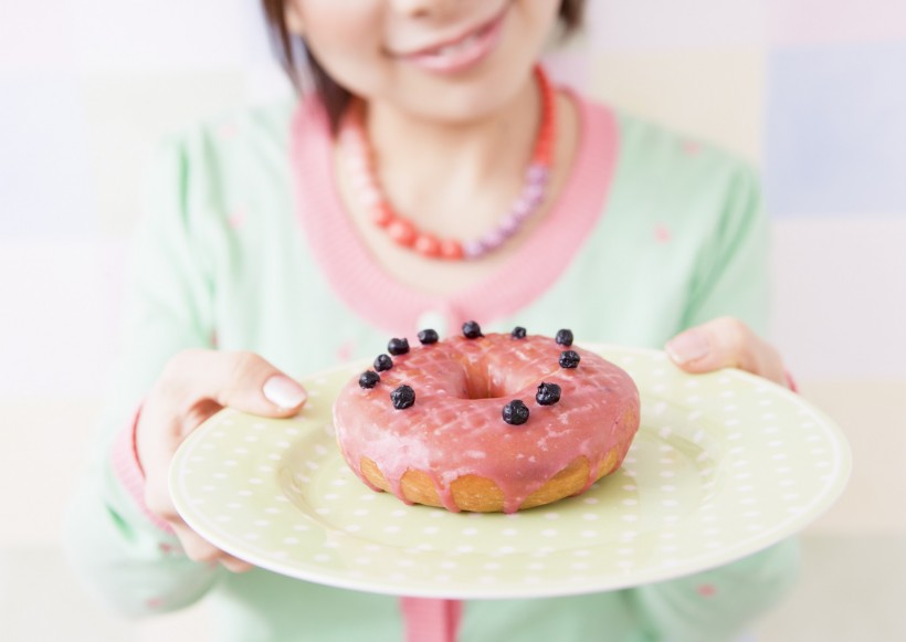 可愛女生和甜點美食圖片