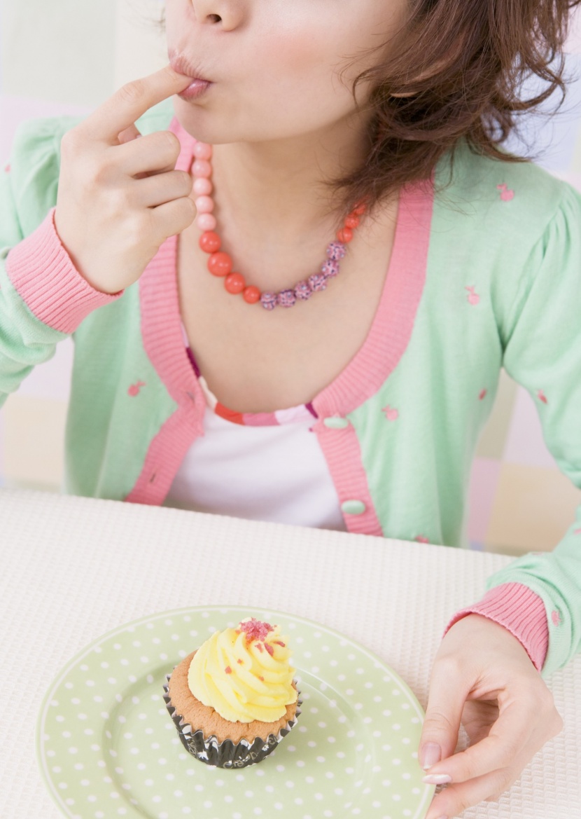 可愛女生和甜點美食圖片