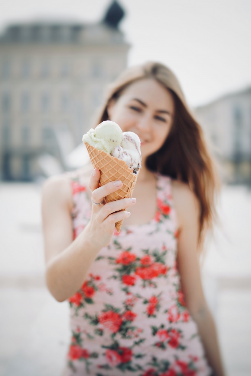 夏季冰涼爽口的冰激淩圖片