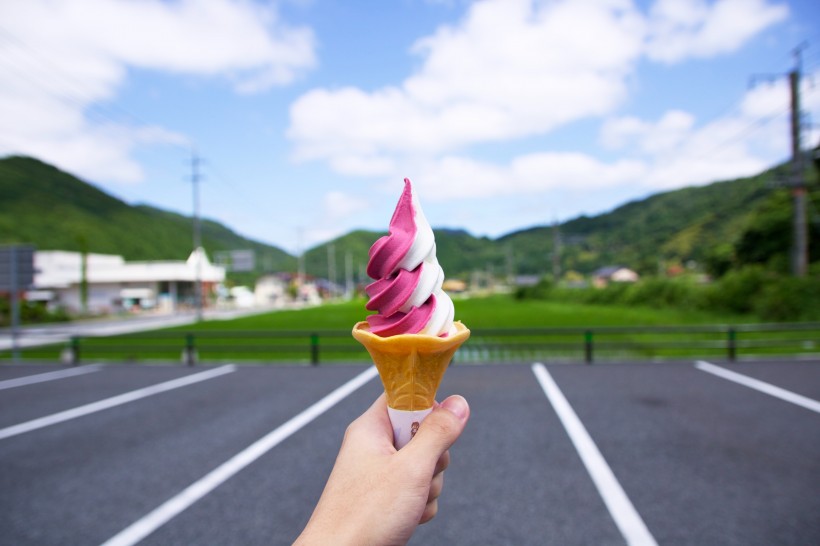 夏季冰涼爽口的冰激淩圖片