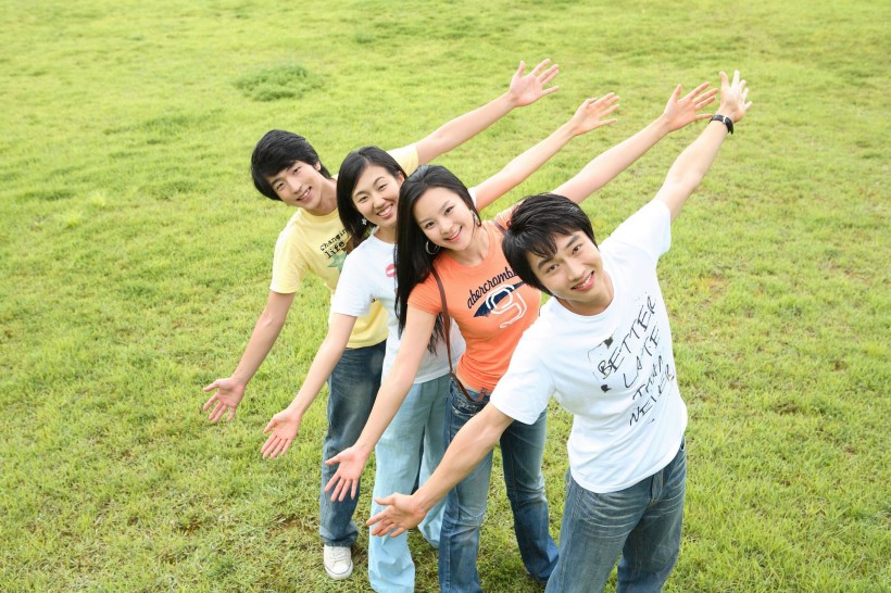 青少年草地遊玩圖片