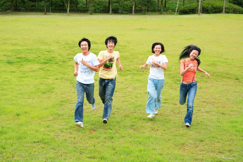 青少年草地遊玩圖片